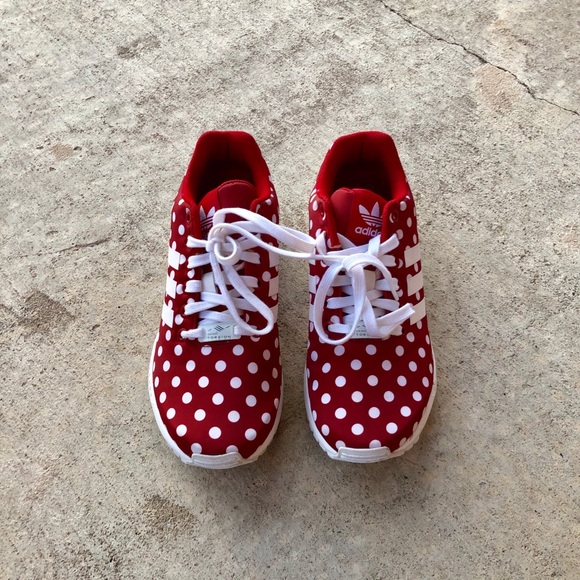 red dot tennis shoes